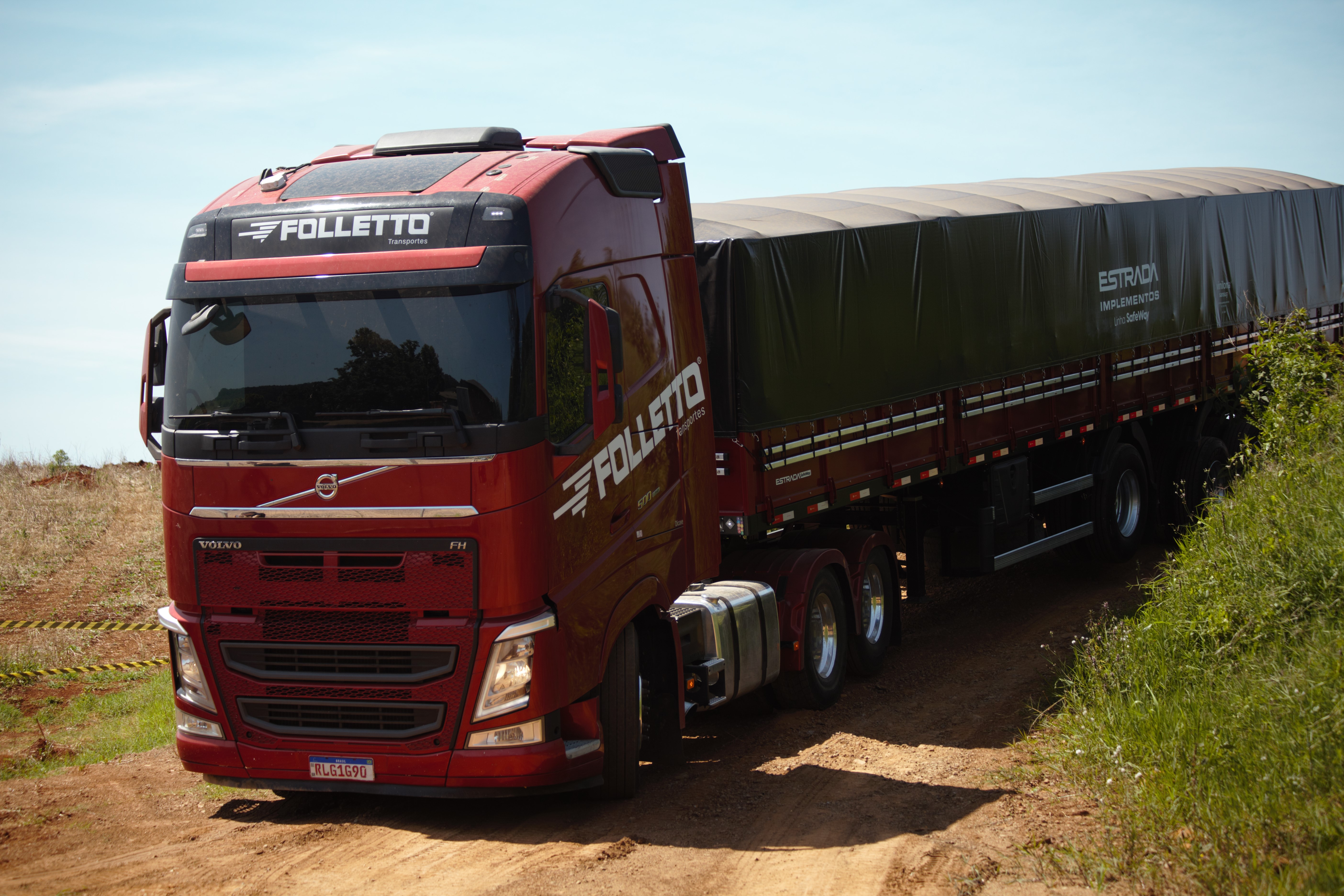 Caminhão Volvo Folletto com carreta